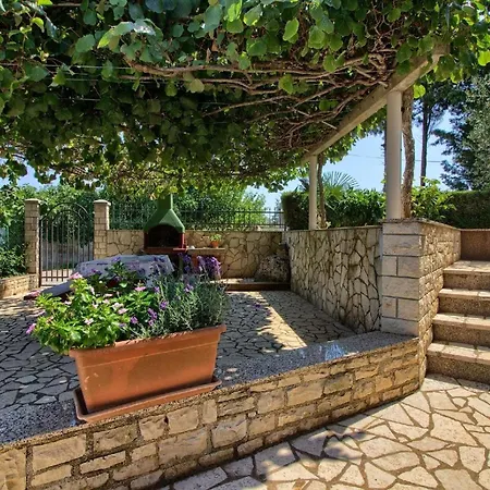 Holiday home Mit Privatpool Fuer 8 Personen Ca 100 Qm In Pavicini, Istrien Suedkueste Von Istrien *